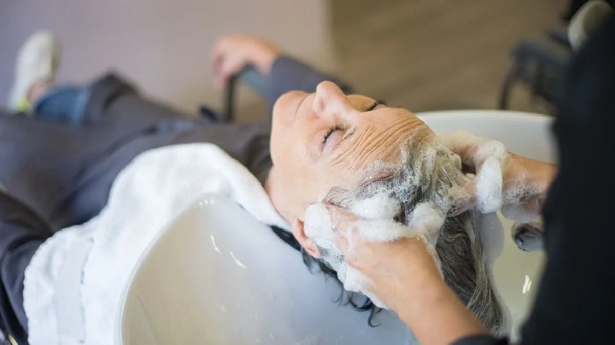 Panduan Memilih Shampo Tepat untuk Rambut Rontok, Kering, dan Berketombe
