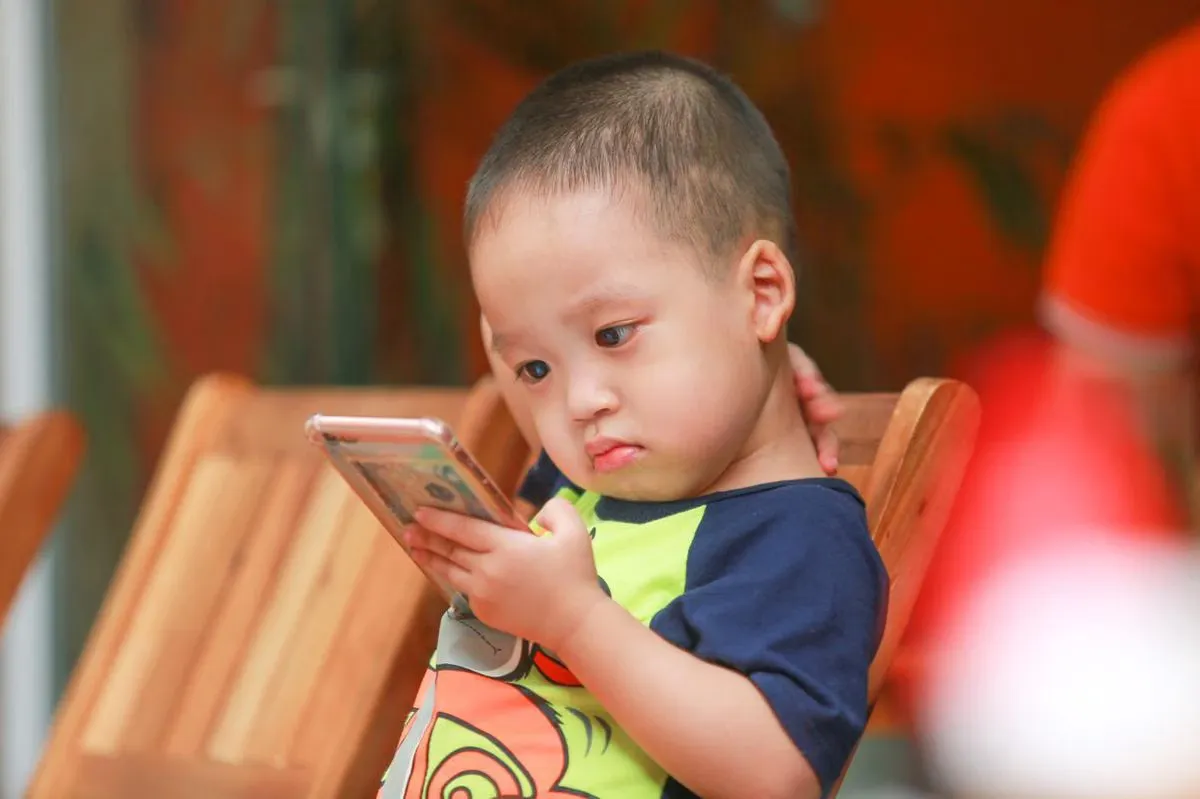 Layar Smartphone Memicu Mata Juling pada Anak: Cara Mengenali dan Mencegahnya