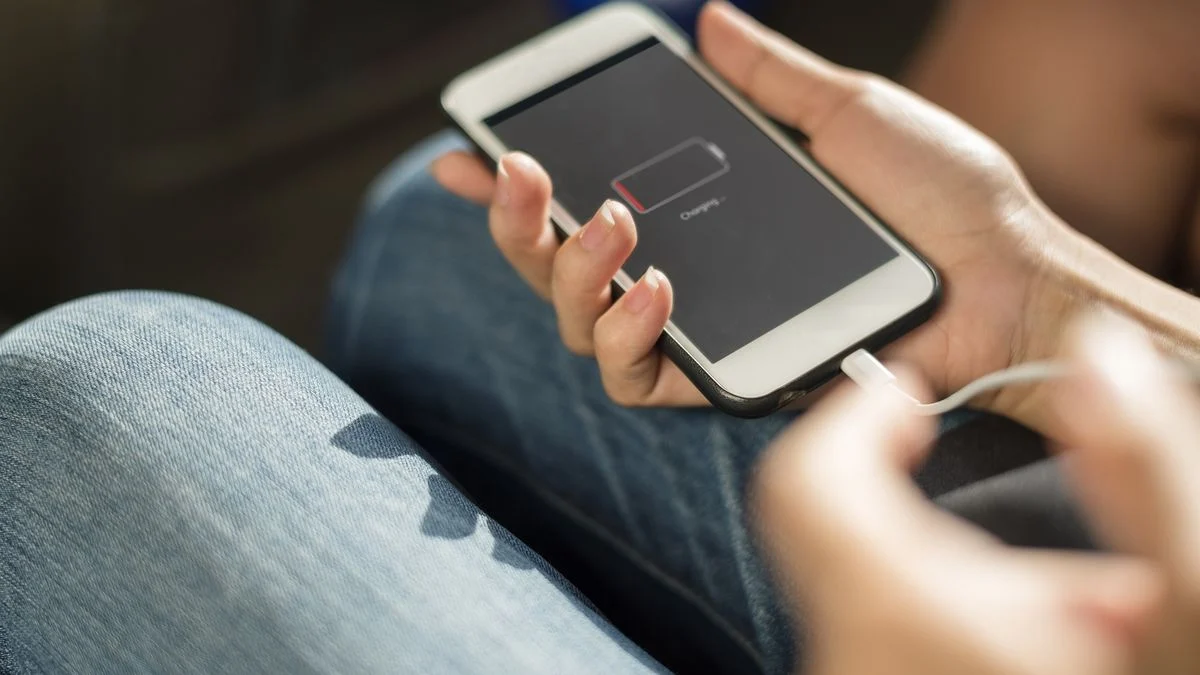 7 Kebiasaan Mengecas yang Diam-Diam Merusak Baterai HP