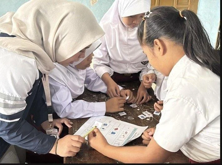 Dari Permainan hingga Kreasi: KKN Membentuk Pahlawan Lingkungan Cilik