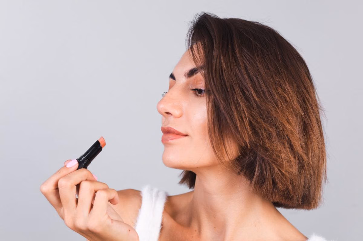 Panduan Lengkap Aplikasi Lipstik Merah Glossy untuk Semua Undertone