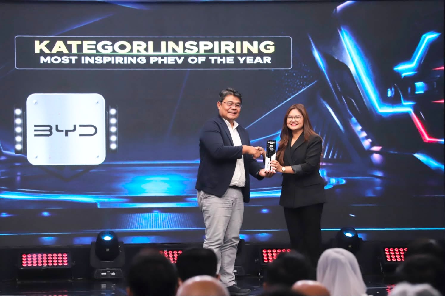 Mengapa BYD M6 DM Hybrid Menjadi Primadona SPK di GIIAS