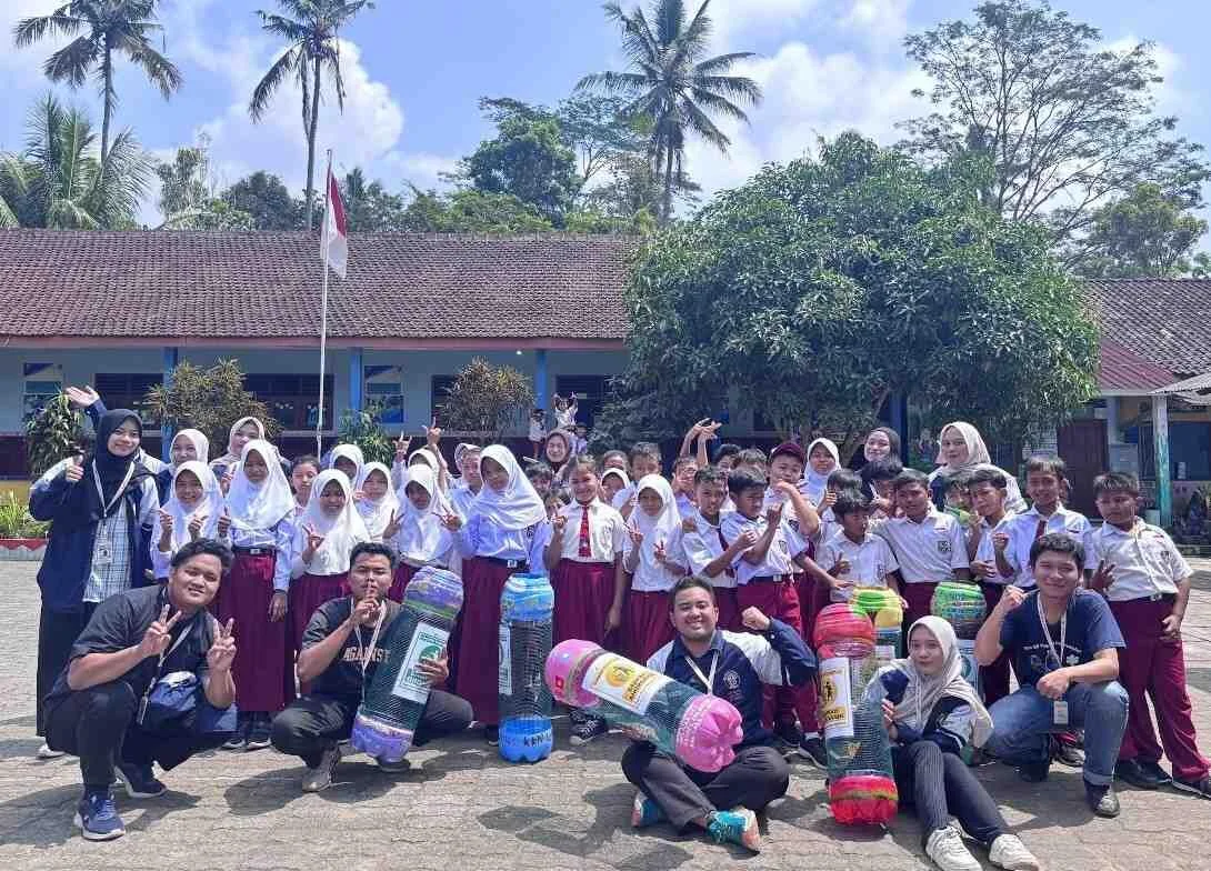 Dari Permainan hingga Kreasi: KKN Membentuk Pahlawan Lingkungan Cilik