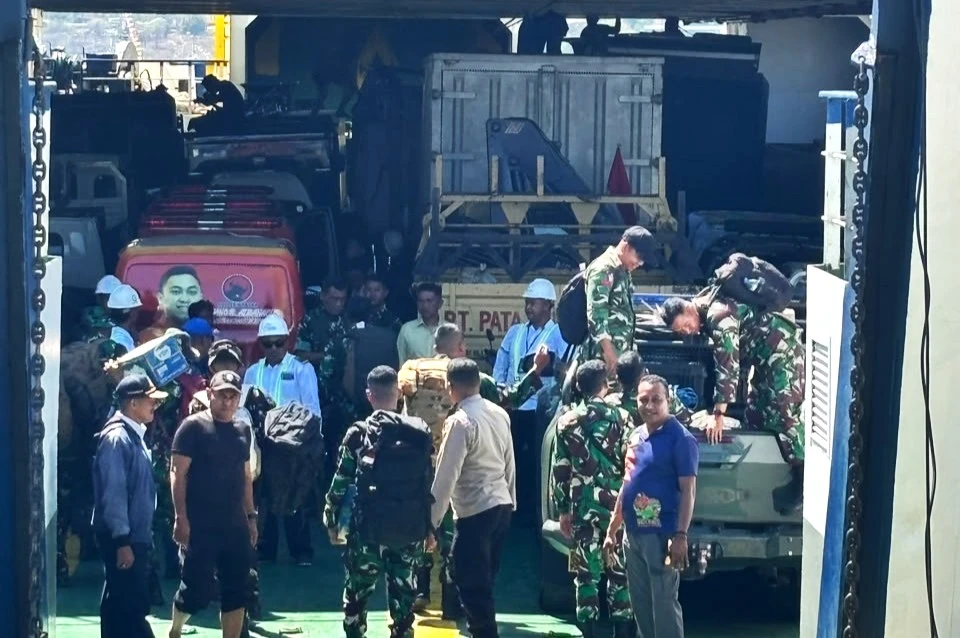 Operasi Logistik Lintas Laut untuk Bantuan Gempa Flores