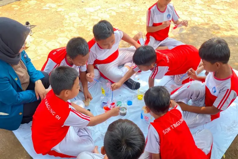 Dari Permainan hingga Kreasi: KKN Membentuk Pahlawan Lingkungan Cilik