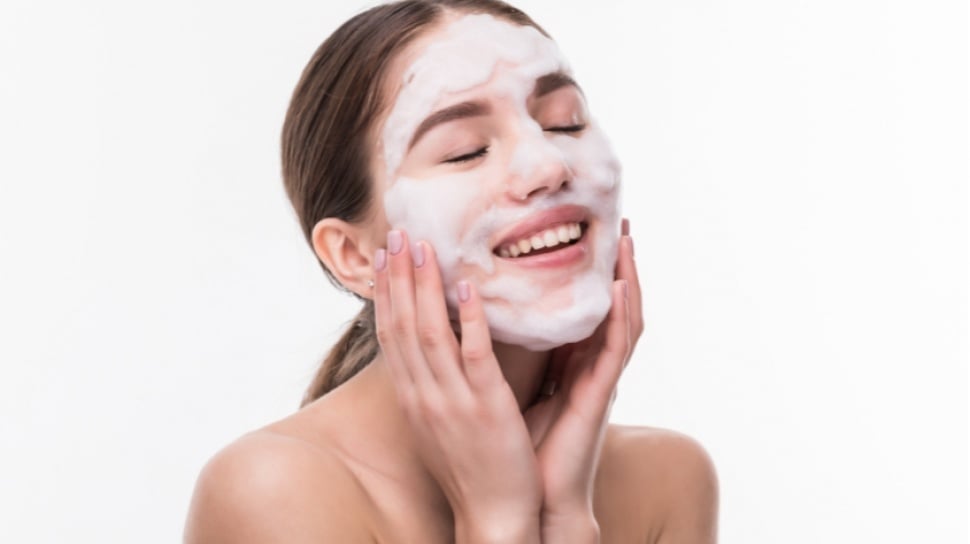 5 Face Wash Pencerah Terbaik untuk Kulit Kusam