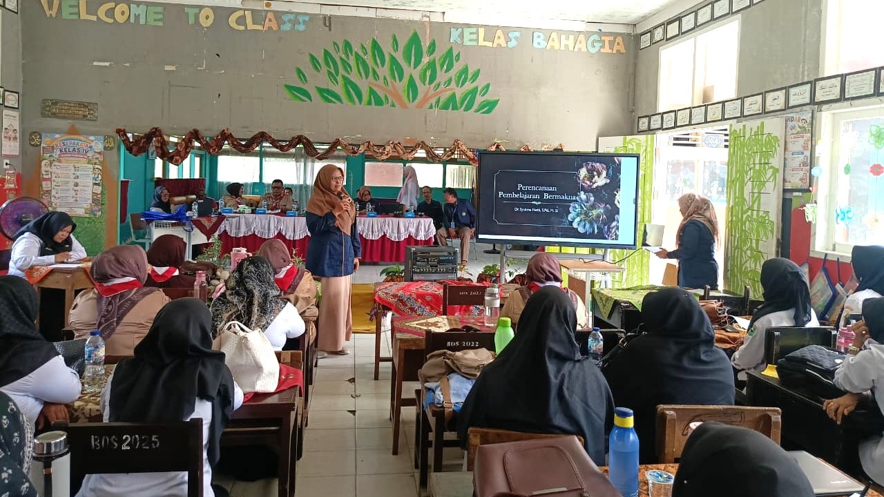 Dosen Universitas Bawa Keahlian Industri ke Sekolah Kejuruan