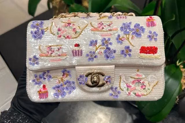 Tas Chanel Métiers d'Art: Simbol Status Baru di Panggung Acara Formal