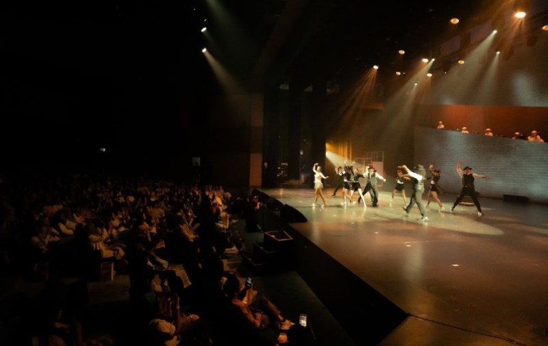 Naura Ayu Memukau dengan Pertunjukan Teatrikal dan Aerial Hoop di Showcase Album Baru