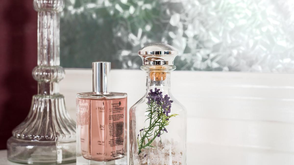 5 Cara Kreatif Mengubah Botol Parfum Bekas Jadi Dekorasi Rumah Elegan