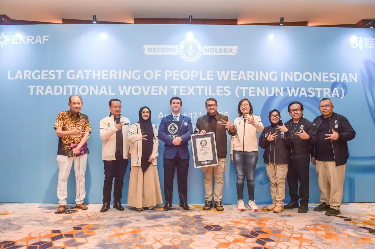306 Pegawai Memecahkan Rekor Guinness dengan Wastra Tenun Nusantara