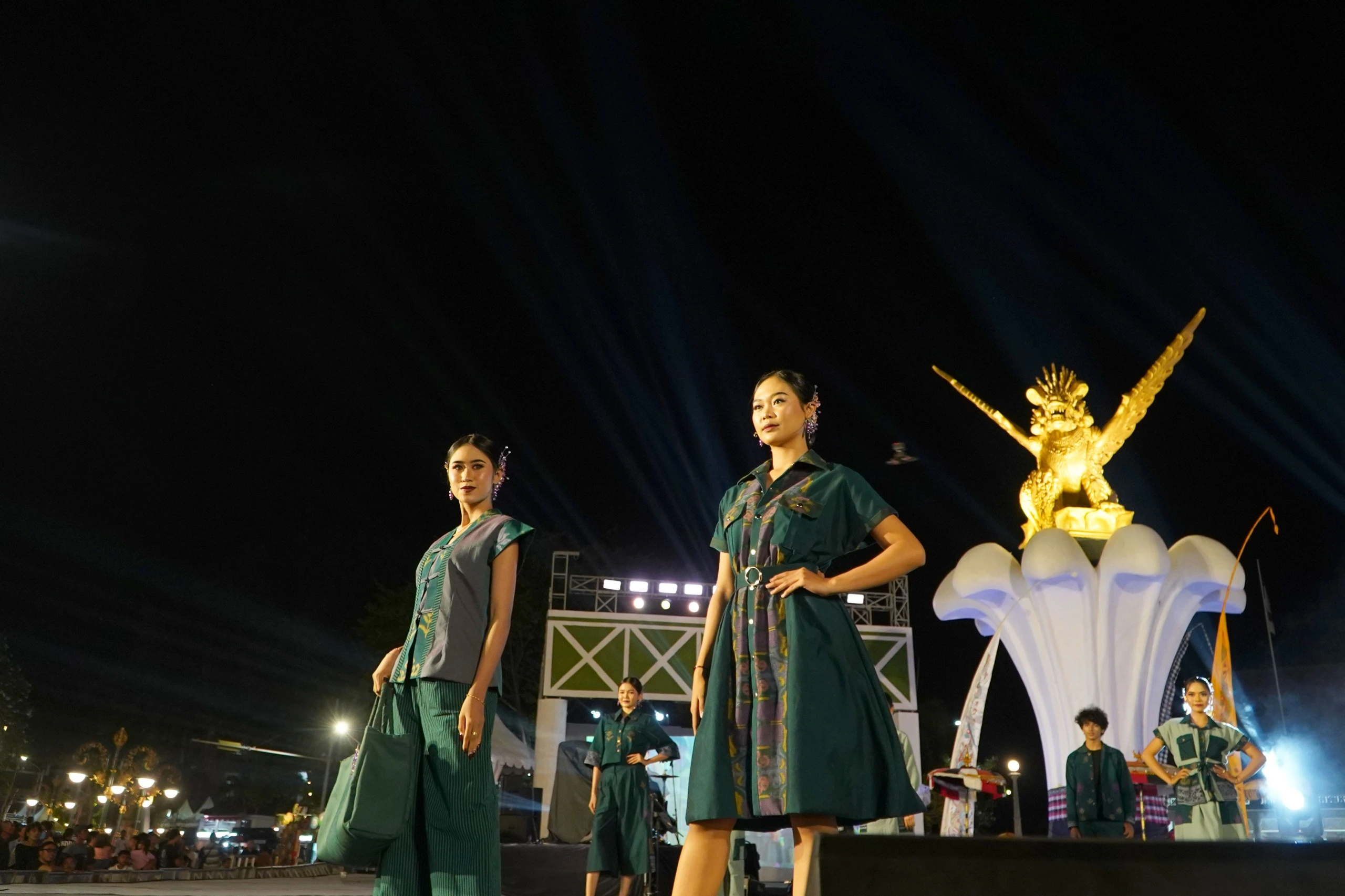 Warisan Kerajinan Nusantara Menjadi Fashion Kontemporer di Panggung Festival