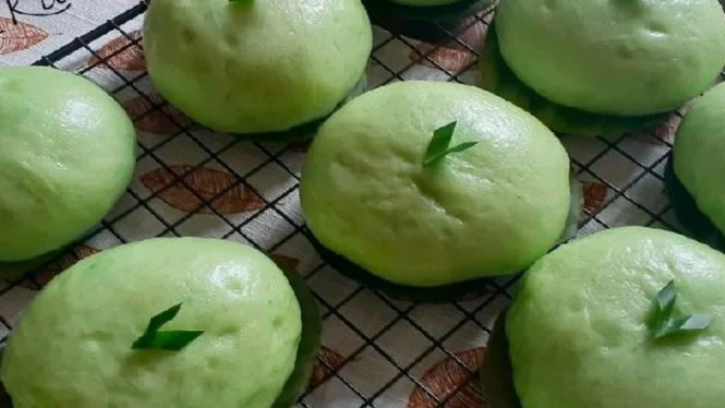 Tiga Kue Kukus Tradisional Lembut untuk Pemula: Bakpao Pandan, Kue Ipau, dan Lumpia Ubi Ungu