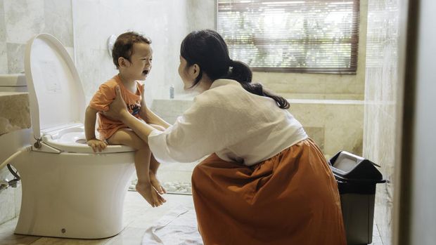 Tanda Kesiapan Toilet Training Lebih Penting daripada Usia