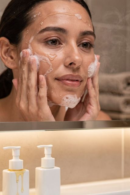 Micellar Water atau Cleansing Balm: Mana Pembersih Makeup Paling Efektif?