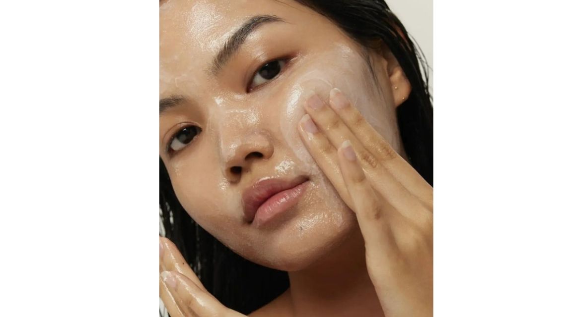 Micellar Water atau Cleansing Balm: Mana Pembersih Makeup Paling Efektif?