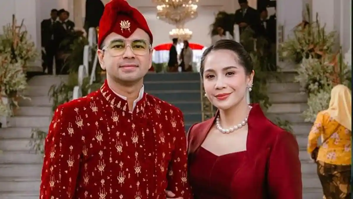 Gaya Formal Selebriti di Upacara Negara: Antara Kebaya Putih dan Aksesori Mewah
