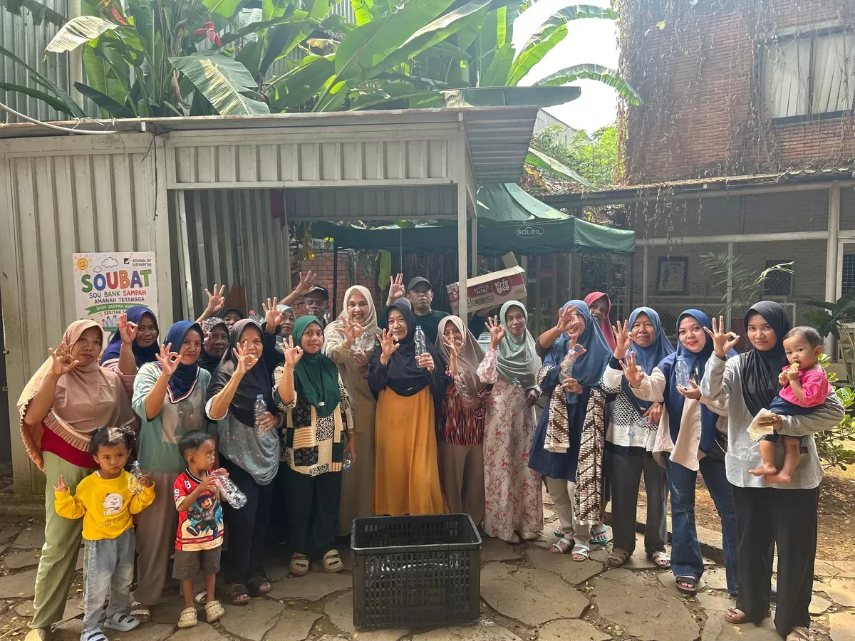 Saat Orang Tua Mengubah Sekolah: Lapangan Hijau dan Bank Sampah