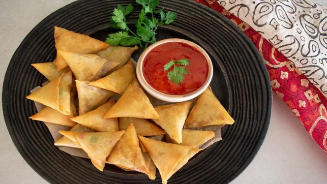 Kroket Kentang Isi Rendang vs Samosa Daging: Mana Camilan Renyah Favoritmu?