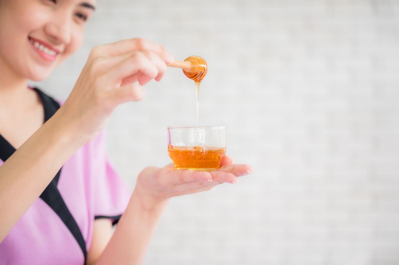 Masker Madu untuk Jerawat: Mitos Manis atau Fakta Dermatolog?