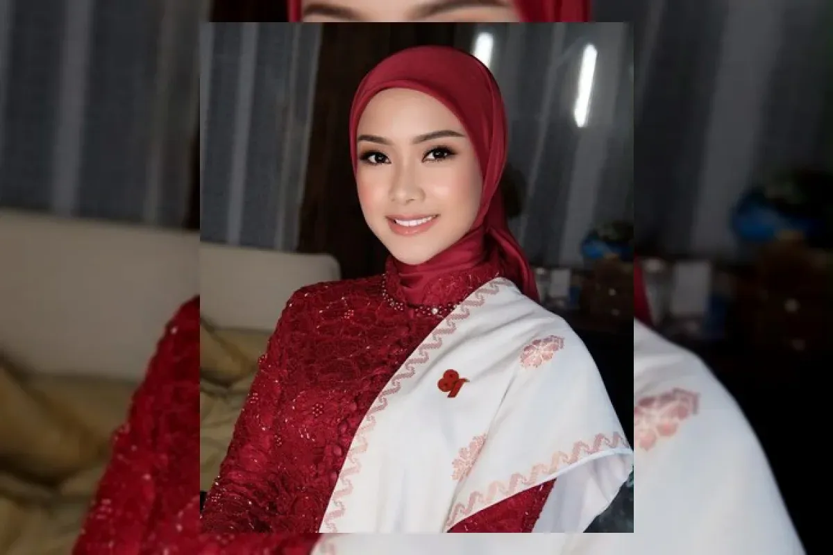 Selebriti dan Kebaya Merah Modern di Hari Kemerdekaan