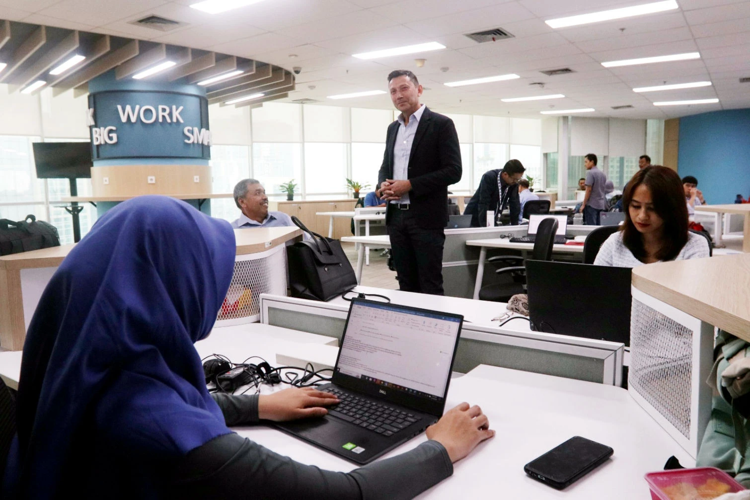 Strategi Mengintegrasikan AI Tanpa Mengorbankan Tenaga Kerja