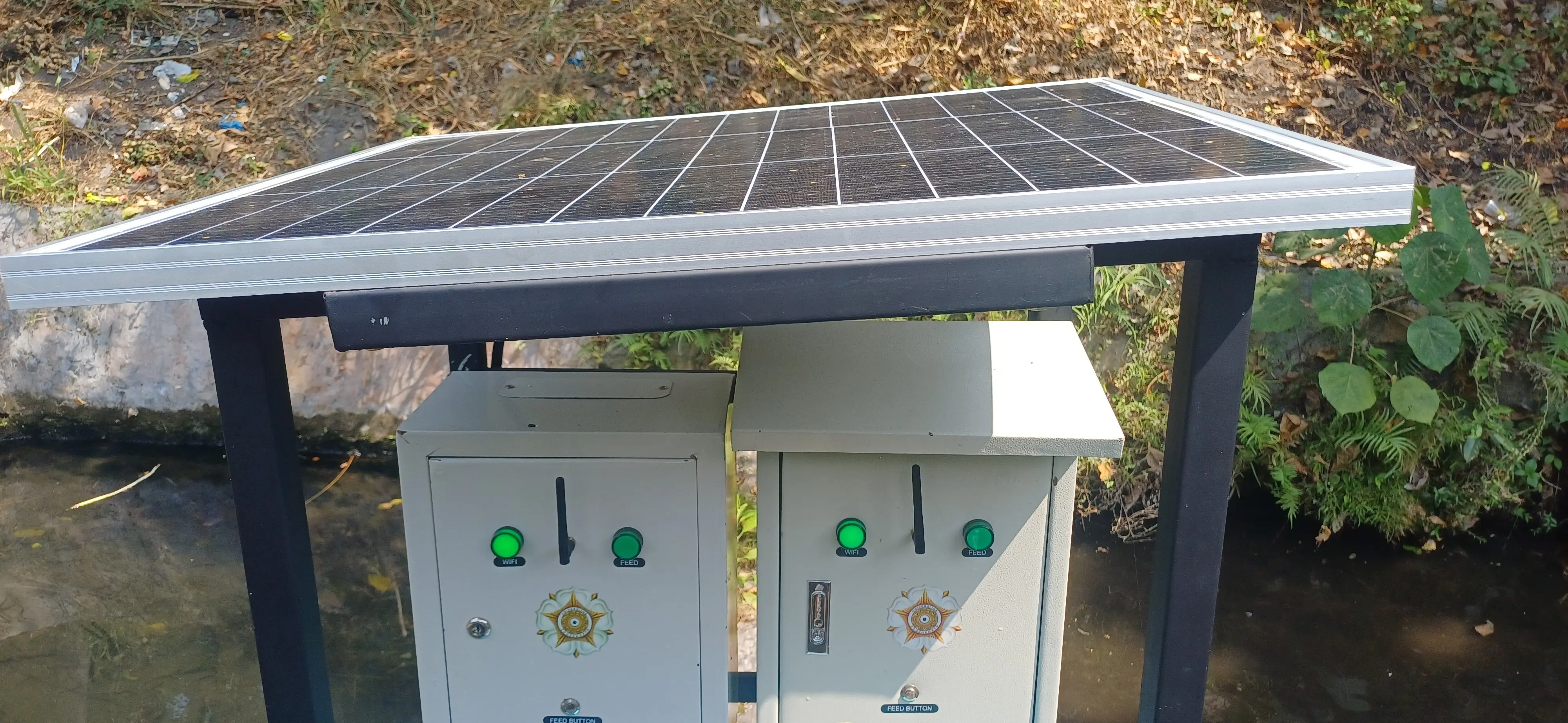 Sistem Pemberi Pakan Ikan Otomatis IoT dan Panel Surya untuk Akuakultur Modern