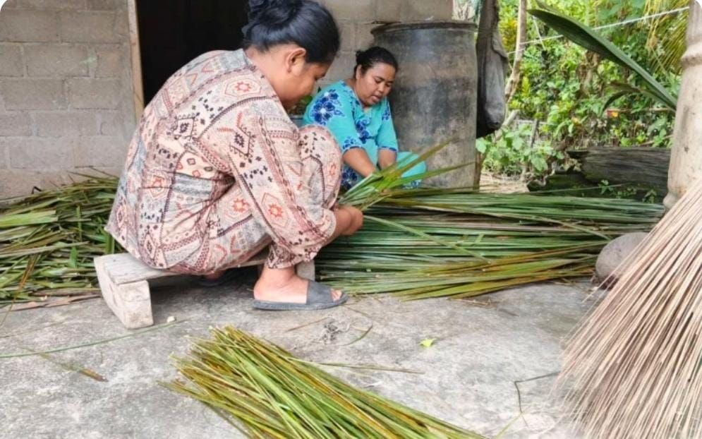 Dari Limbah Kayu Menjadi Energi: Briket Biomassa untuk Pengrajin Lokal