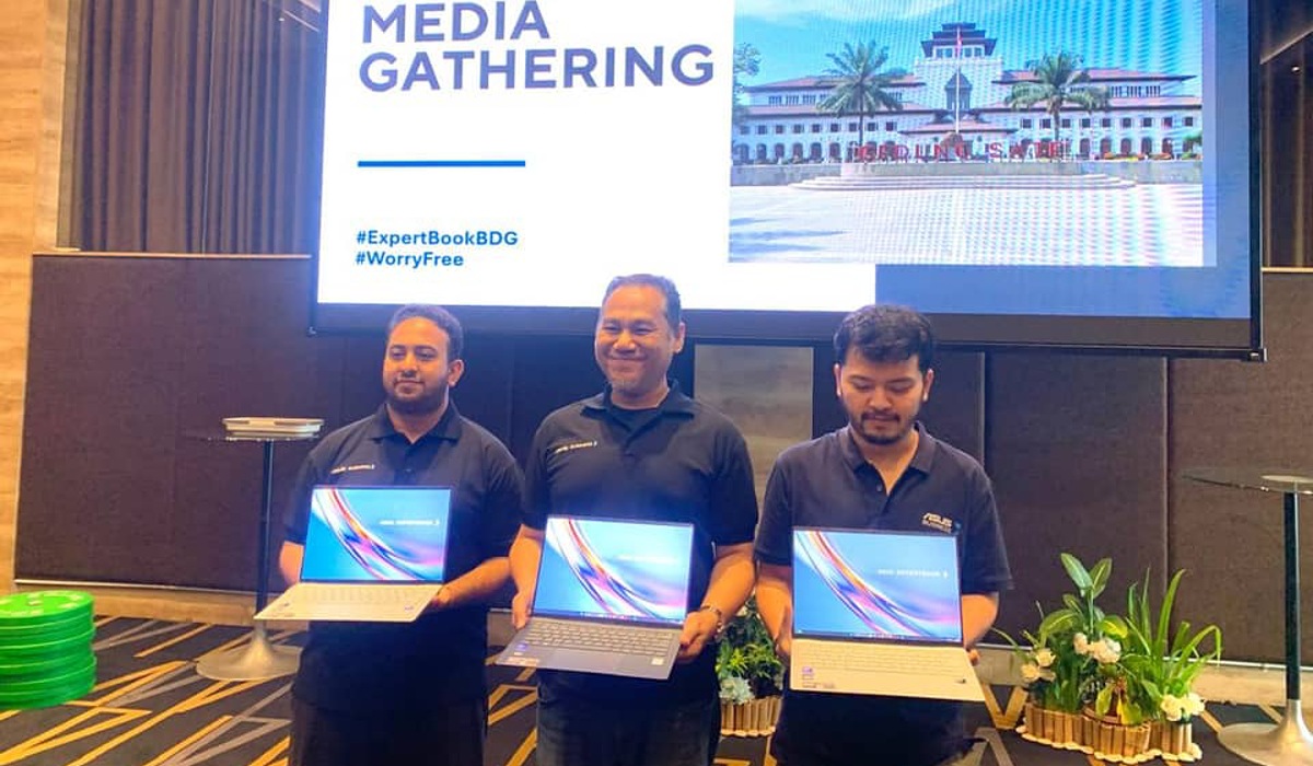 ExpertBook Ultra: Laptop Bisnis AI 50 TOPS untuk Profesional Mobile