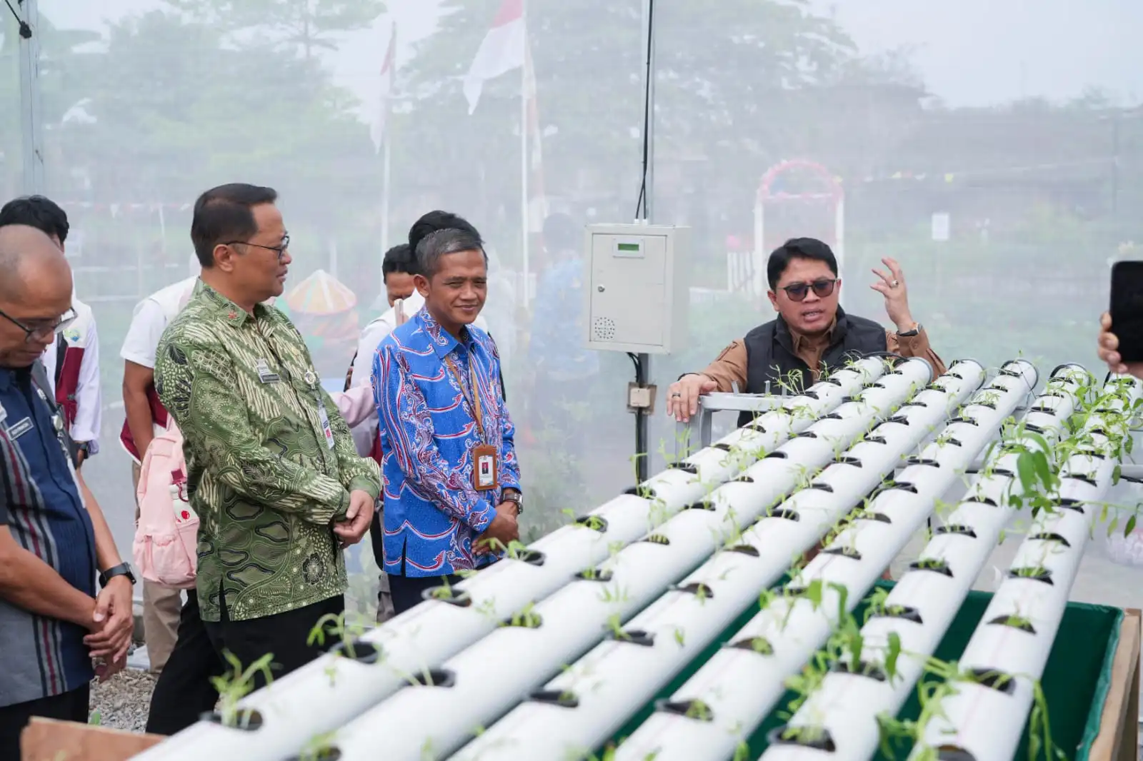 Smart Greenhouse Aquaponik dan Hidroponik Arduino: Wajah Baru Pemberdayaan Komunitas