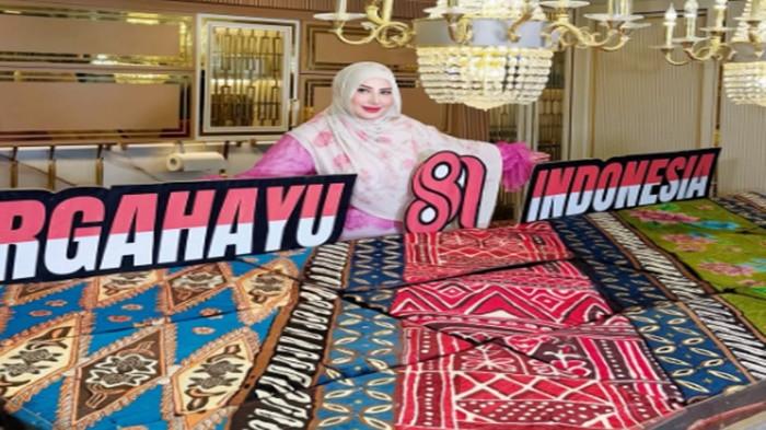 55 Jam Mengukir Kue Batik Terbesar di Dunia