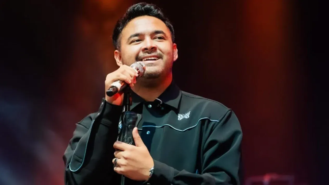 Dari Panggung Kecil ke Sorotan Industri: Perjalanan Penyanyi Muda