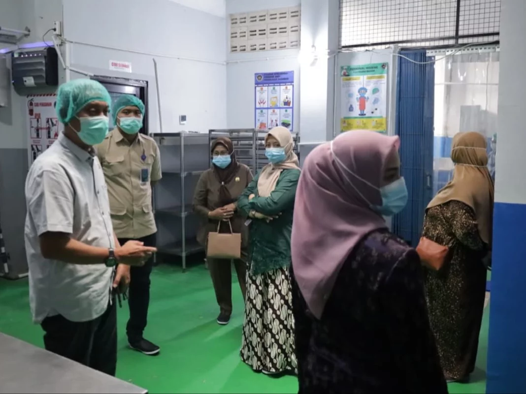 Daging Ayam Tak Layak di Dapur Sekolah: Alarm Kegagalan Pengawasan Bahan Pangan