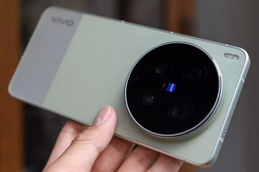 Vivo V70 FE vs iQOO Z10R: Chipset Sama, Nilai Beda