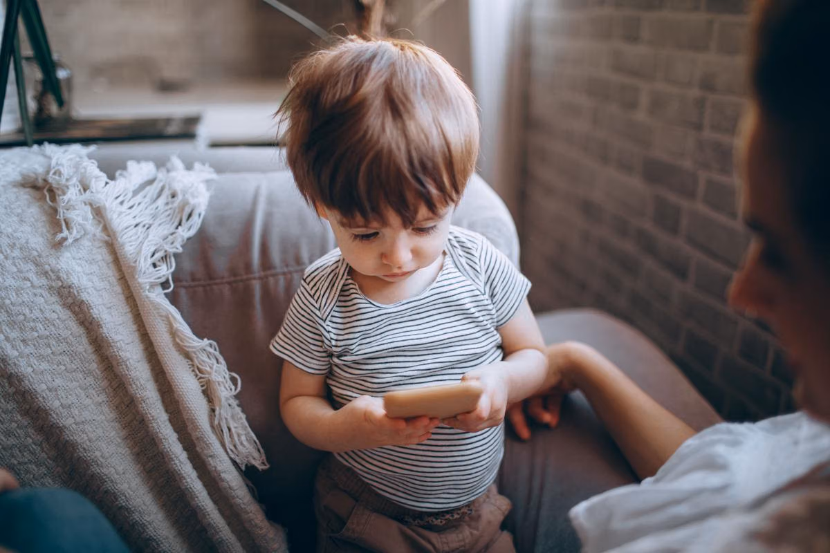 Batas Screen Time Aman Berdasarkan Usia untuk Mencegah Keterlambatan Bicara Anak