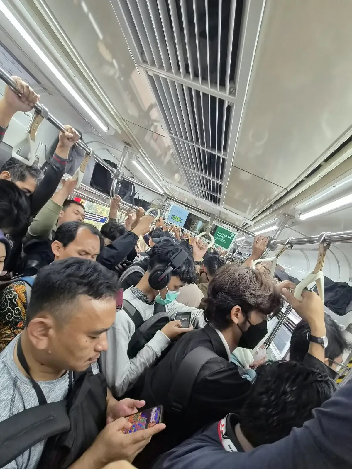 Gangguan KRL Commuter Line Berulang: Akar Masalah dan Jalan Keluar