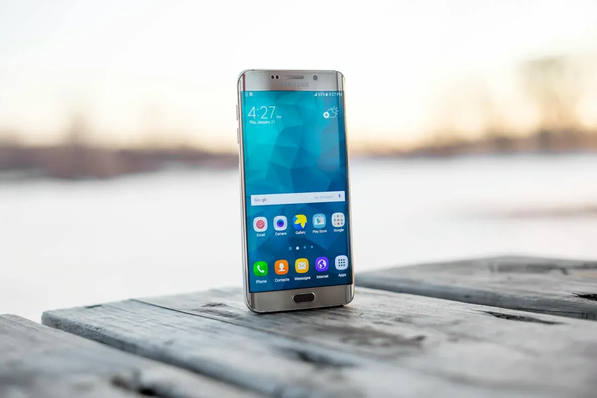 Samsung Galaxy S24 Ultra vs Google Pixel 11: Flagship Android Terbaik untuk Anda?