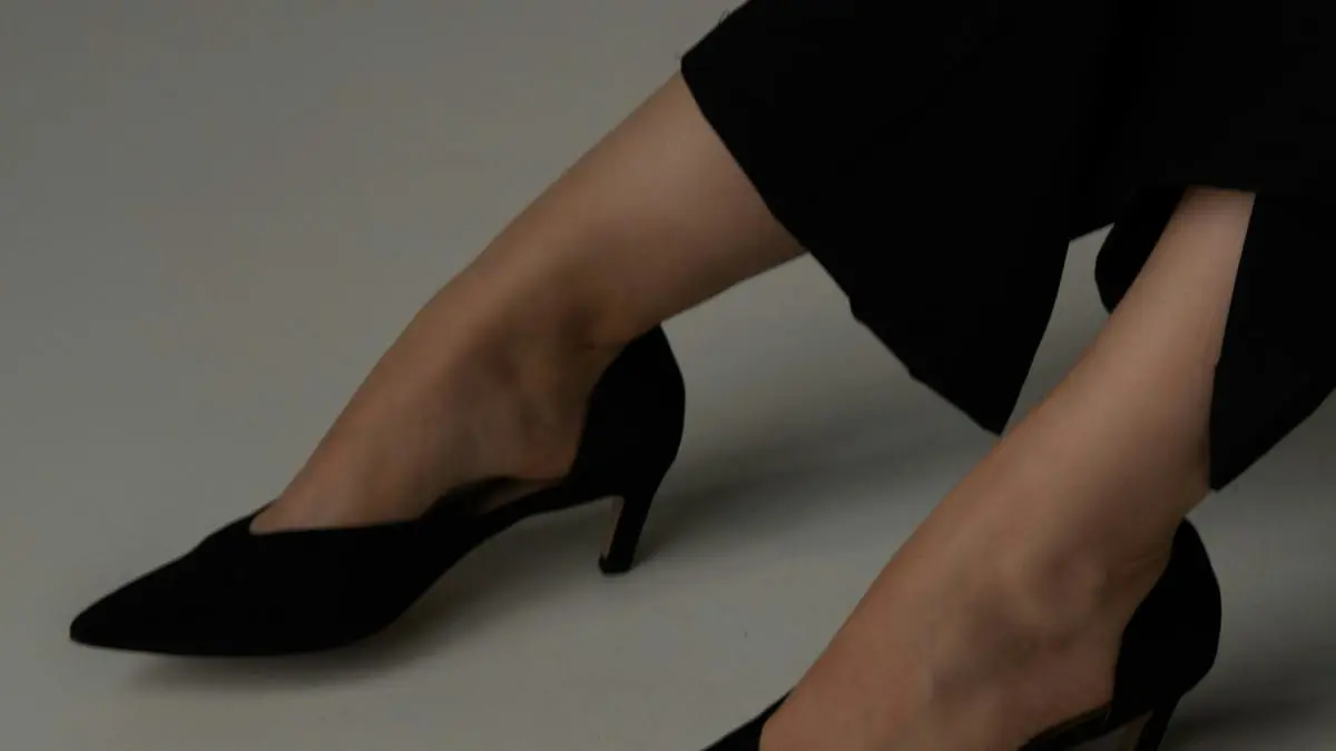 Kitten Heel Sandal Kembali Jadi Pilihan Utama: Perpaduan Nyaman dan Elegan