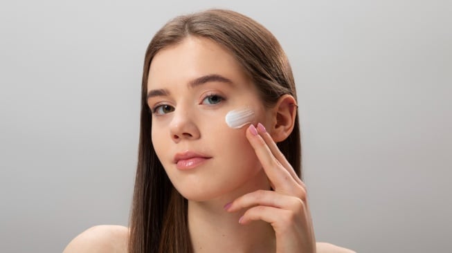 Urutan Aplikasi Skincare dari Tekstur Ringan ke Pekat