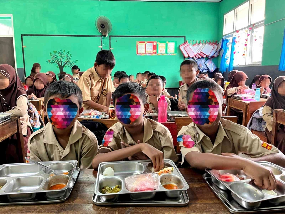 Program Makan Bergizi Gratis Vs Jajanan Kantin: Siapa Menang di Perut Anak?