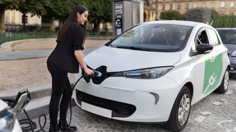 Parkir Paralel Mobil Listrik Bikin Aki Soak? Ini Jawabannya
