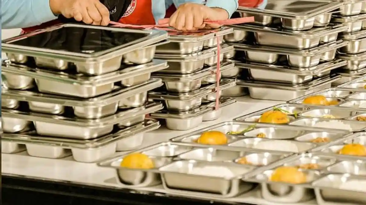 Daging Ayam Tak Layak di Dapur Sekolah: Alarm Kegagalan Pengawasan Bahan Pangan