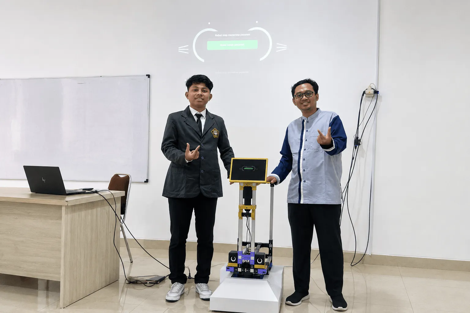 Dari Jalan Rusak, Gelombang Otak, hingga Robot Pelayan: Lompatan AI di Kampus