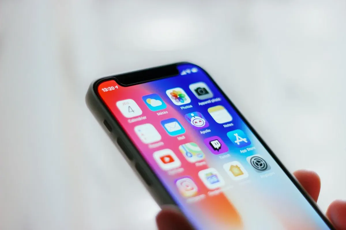 Dari Dikritik Habis hingga Jadi Standar: 7 Fitur iPhone yang Mengubah Cara Kita Menilai Inovasi