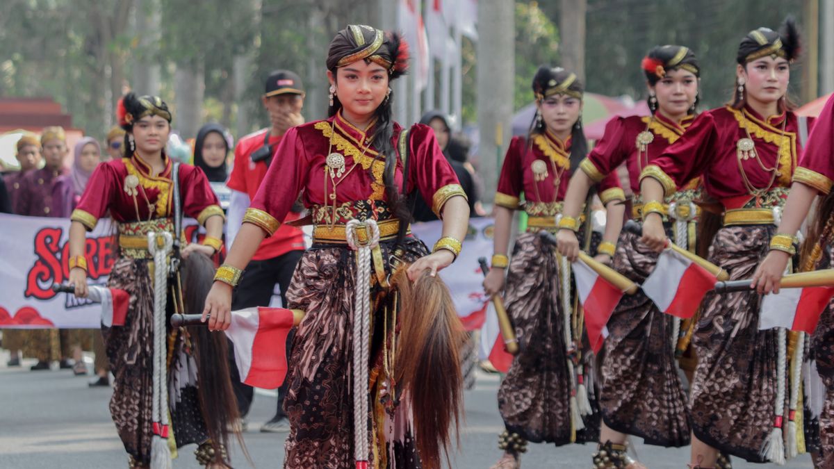 Parade Budaya dan Festival Kendaraan Menggerakkan Ekonomi Lokal