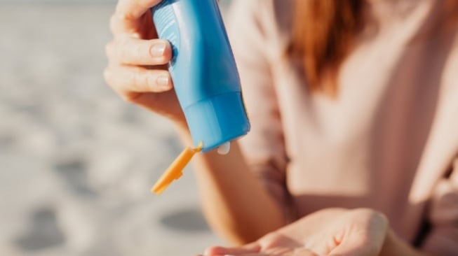 Sunscreen vs Sunblock: Tabir Surya Paling Aman untuk Kulit Sensitif