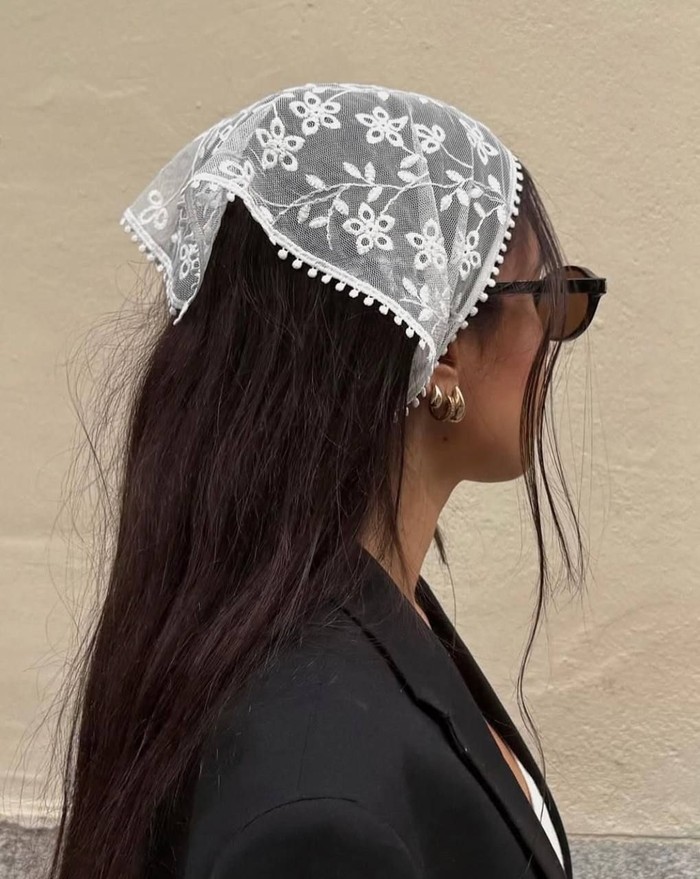 Headband dan Bandana ’90-an Kembali Jadi Aksesori Statement