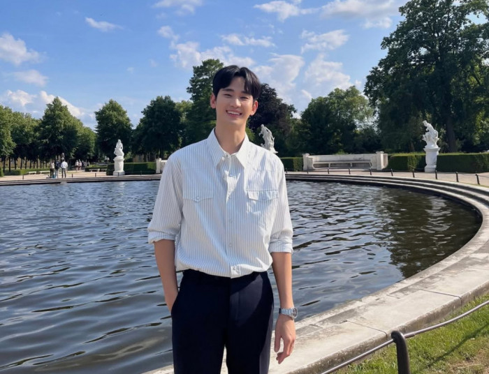 Aktor Kim Soo Hyun Kejutan Comeback di Panggung Televisi