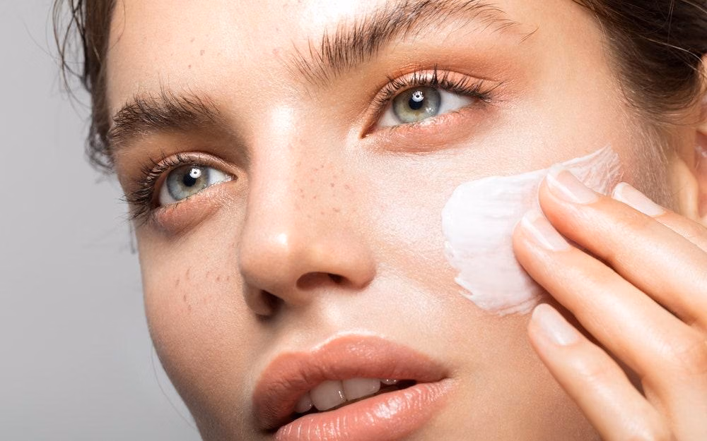 Panduan Lengkap Menghilangkan Bekas Jerawat: Skincare vs Treatment Klinis