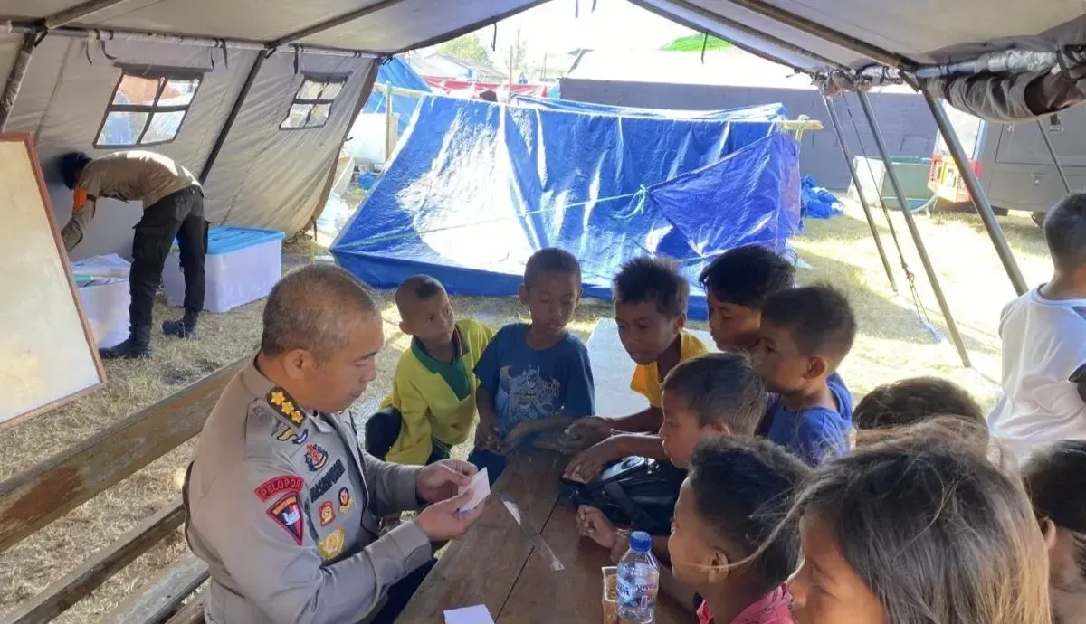 Bagaimana Musik dan Permainan Membantu Polisi Memulihkan Trauma Anak Korban Gempa